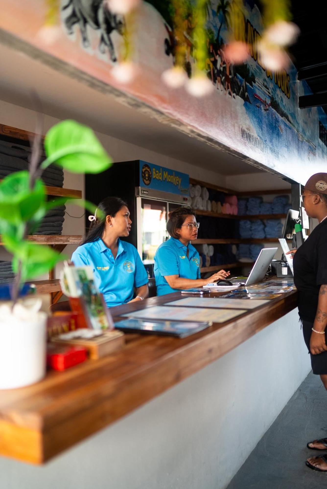 Bad Monkey Samui Hostel หาดเฉวง ภายนอก รูปภาพ